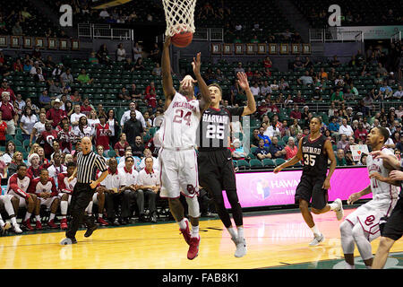 25. Dezember 2015 - Oklahoma Sooners Wache Buddy Hield (24) wird die Hand auf das Gesicht von Harvard Crimson guard Corey Johnson (25) während der Aktion zwischen dem Harvard Crimson und Oklahoma Sooners 2015 Diamond Head Classic Stan Sheriff Center in Honolulu, HI Glenn Yoza / CSM Stockfoto