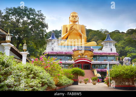 Sri Lanka - Tempel von Dambulla, goldene Buddha-Statue über dem Buddish Museum, Sri Lanka, Kandy Provinz, UNESCO Stockfoto