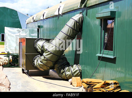 Lüftungsrohre und Aktoren für die Armee-medizinische Hilfe-Station in einem Zelt Stockfoto
