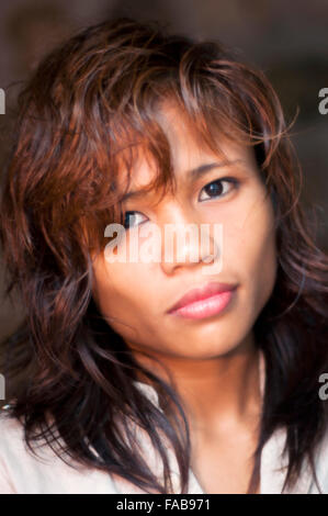 Porträt der jungen Asiatin vor Ort, Cebu, Philippinen Stockfoto