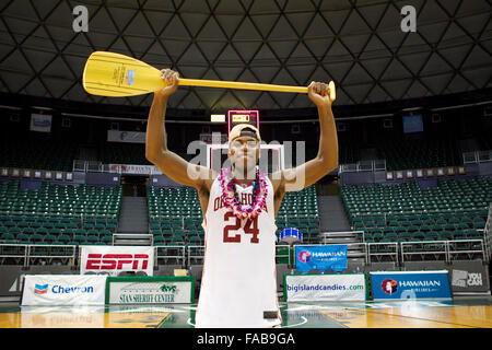 25. Dezember 2015 - Turnier MVP Oklahoma Sooners bewachen Buddy Hield (24) Posen mit der MVP-Trophäe nach dem Spiel zwischen dem Harvard Crimson und Oklahoma Sooners 2015 Diamond Head Classic Stan Sheriff Center in Honolulu, HI Glenn Yoza / CSM Stockfoto