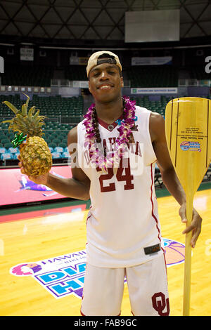 25. Dezember 2015 - Turnier MVP Oklahoma Sooners bewachen Buddy Hield (24) Posen mit der MVP-Trophäe nach dem Spiel zwischen dem Harvard Crimson und Oklahoma Sooners 2015 Diamond Head Classic Stan Sheriff Center in Honolulu, HI Glenn Yoza / CSM Stockfoto