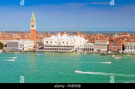 Luftbild von Markusplatz Glockenturm (Campanile di San Marco) und Dogenpalast (Palazzo Ducale) in Venedig (Venezia), UNESCO Stockfoto