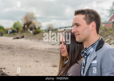 Paar, 25-30 Jahren, am Strand. Stockfoto