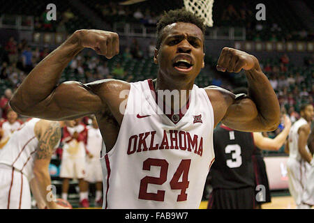 Honolulu, Hawaii, USA.  25. Dezember 2015. Oklahoma Sooners Wache Buddy Hield (24) reagiert nach seinem Korb während der Aktion zwischen dem Harvard Crimson und Oklahoma Sooners 2015 Diamond Head Classic Stan Sheriff Center in Honolulu, HI. Bildnachweis: Cal Sport Media/Alamy Live-Nachrichten Stockfoto