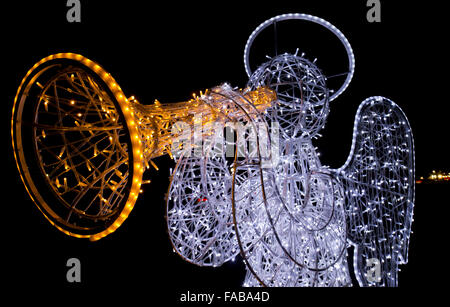 Toronto, Kanada. 25. Dezember 2015. Ein Licht in der Form des Instrumentes Engel spielen sieht man während des jährlichen Festivals der Beleuchtung in Niagara Falls, Kanada, 25. Dezember 2015. Als eines der führenden Beleuchtung-Festivals in Kanada zieht diese jährliche Veranstaltung, die vom 21. November 2015 bis 31. Januar 2016 läuft, Hunderttausende von Menschen. © Zou Zheng/Xinhua/Alamy Live-Nachrichten Stockfoto