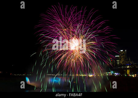 Toronto, Kanada. 25. Dezember 2015. Feuerwerke sind während der 2015-Winter-Festival der Lichter in Niagara Falls, Kanada, 25. Dezember 2015 gesehen. Als eines der führenden Beleuchtung-Festivals in Kanada zieht 2015 Winterfestival of Lights, die vom 21. November 2015 läuft bis 31. Januar 2016, Hunderttausende von Menschen. © Zou Zheng/Xinhua/Alamy Live-Nachrichten Stockfoto