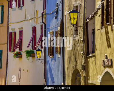 Straßenszenen in der Stadt Termeno Sulla Strada del Vino, Norditalien Stockfoto