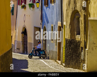 Straßenszenen in der Stadt Termeno Sulla Strada del Vino, Norditalien Stockfoto