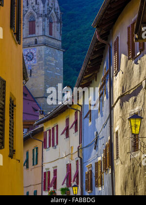 Straßenszenen in der Stadt Termeno Sulla Strada del Vino, Norditalien Stockfoto