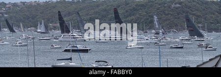 Sydney, Australien. 26. Dezember 2015. Die Maxi Yachten führen kleinere Boote als es stürmte aus Sydney Harbour nach 13:00-Horn Klang. Bildnachweis: Simonito Tecson/Alamy Live-Nachrichten Stockfoto