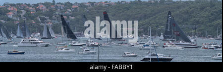 Sydney, Australien. 26. Dezember 2015. Die Maxi Yachten führen kleinere Boote als es stürmte aus Sydney Harbour nach 13:00-Horn Klang. Bildnachweis: Simonito Tecson/Alamy Live-Nachrichten Stockfoto