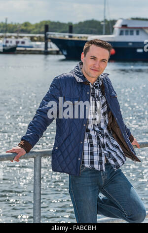 Junger Mann an der Ostsee. Stockfoto