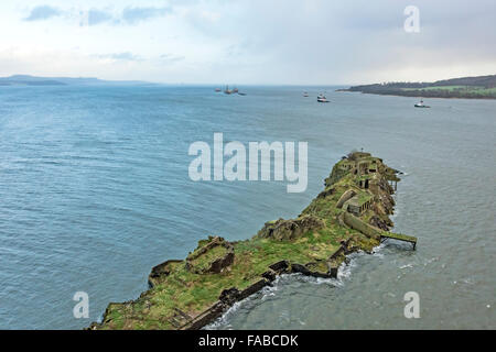 Insel Zoll Garvie von oben Firth of Forth in der Nähe von South Queensferry in Schottland zeigt Überrest Ruinen aus dem 2. Weltkrieg Geschützstellungen Stockfoto
