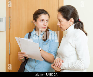 Weibliche Sammler wird versuchen, die Schulden von Frau Stockfoto