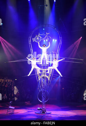 München, Deutschland. 25. Dezember 2015. Künstler der Simet Trio während der Premiere von der Winter-Programm des Circus Krone in München, Deutschland, 25. Dezember 2015. Foto: TOBIAS HASE/DPA/Alamy Live-Nachrichten Stockfoto