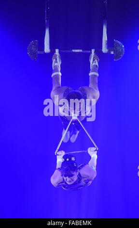 München, Deutschland. 25. Dezember 2015. Das Marinof Duo bei der Premiere von der Winter-Programm des Circus Krone in München, Deutschland, 25. Dezember 2015 durchführen. Foto: TOBIAS HASE/DPA/Alamy Live-Nachrichten Stockfoto