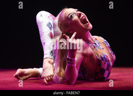 München, Deutschland. 25. Dezember 2015. Künstler Jordan McKnight bei der Premiere von der Winter-Programm des Circus Krone in München, Deutschland, 25. Dezember 2015 durchführen. Foto: TOBIAS HASE/DPA/Alamy Live-Nachrichten Stockfoto