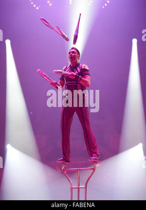 München, Deutschland. 25. Dezember 2015. Künstler Roby Berousek Durchführung bei der Premiere von der Winter-Programm des Circus Krone in München, Deutschland, 25. Dezember 2015. Foto: TOBIAS HASE/DPA/Alamy Live-Nachrichten Stockfoto