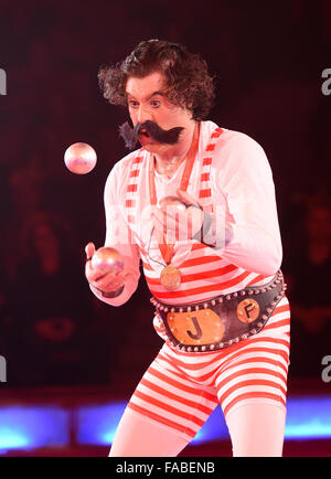 München, Deutschland. 25. Dezember 2015. Clown Jimmy Folco jonglieren bei der Premiere von der Winter-Programm des Circus Krone in München, Deutschland, 25. Dezember 2015. Foto: TOBIAS HASE/DPA/Alamy Live-Nachrichten Stockfoto