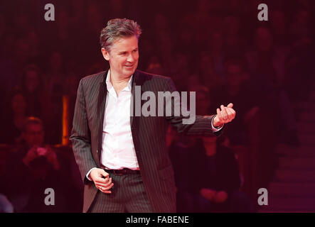 München, Deutschland. 25. Dezember 2015. Schauspieler Timothy Peach während der Premiere von der Winter-Programm des Circus Krone in München, Deutschland, 25. Dezember 2015. Foto: TOBIAS HASE/DPA/Alamy Live-Nachrichten Stockfoto