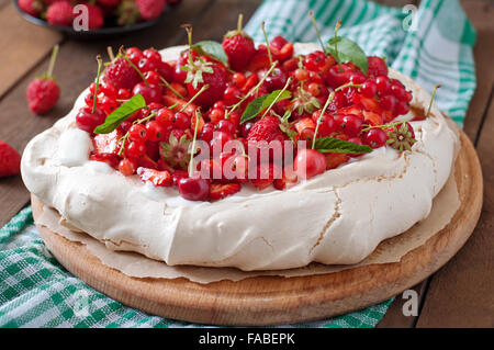 Baiser-Kuchen "Pavlova" mit Sahne und Beeren Stockfoto