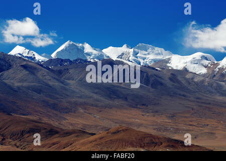 Ansicht des hohen Himalaya-Lapche oder Labuche Himal Abschnitts aus der tibetischen Hochebene Tingri-Rasen Bergstadt am 4348 Frau Tingri Stockfoto