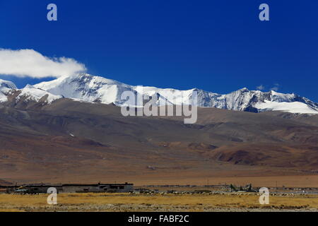 Ansicht des hohen Himalaya-Labuche oder Lapche Himal Abschnitts aus der tibetischen Hochebene Tingri-Rasen Bergstadt am 4348 Frau Tingri Stockfoto