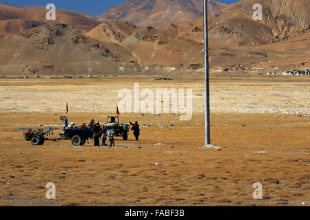 TINGRI, TIBET, CHINA-Oktober 26: Einheimische Arbeit auf dem Land rund um die tibetische Hochebene Tingri-Rasen Bergstadt bei 4348 ms. Stockfoto