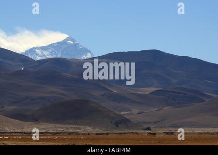 Blick auf Mount Chomolungma-Chomolungma-Heilige Mutter-Sagarmatha-Everest. Aus der tibetischen Hochebene Tingri-Rasen Bergstadt. Tibet. Stockfoto