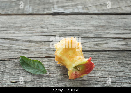 Angeschlagenen alten Apfel-Kern Braeburn auf einem Holzbrett Stockfoto