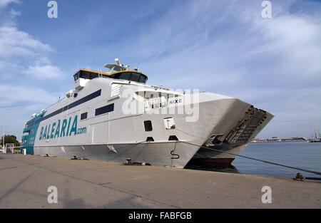 Balearia Fähre Nixe vor Anker im Hafen am 15. Dezember 2015 in Eivissa, Ibiza, Balearen, Spanien Stockfoto