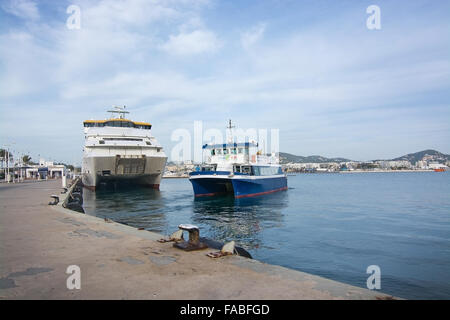 Aquabus kleine Fähre nach Formentera verlässt den Hafen am 15. Dezember 2015 in Eivissa, Ibiza, Balearen, Spanien Stockfoto