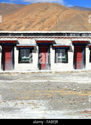 Traditionelle tibetische Bau des Restaurant-Hotels neben Friendship Highway-Fuß des Himalaya-Mahalangur Himal Abschnitt-Tingri Stockfoto