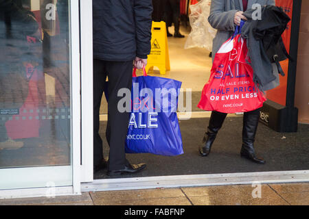 Southport, Merseyside, England 26. Dezember 2015.   Nächste Boxing Day Umsatz. Boxing Day Umsatz begann um 06:00 mit der Eröffnung des nächsten mit Läden noch bis 18:00 geöffnet.  Glückliche Käufer!  Als nächstes geht davon aus, dass die besten Schnäppchen aus den Regalen von Vormittag, Bedeutung Frühaufsteher werden die größten Rabatte erhalten.  Bildnachweis: MarPhotographics/Alamy Live-Nachrichten Stockfoto