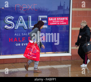 Southport, Merseyside, England 26. Dezember 2015.   Nächste Boxing Day Umsatz. Boxing Day Umsatz begann um 06:00 mit der Eröffnung des nächsten mit Läden noch bis 18:00 geöffnet.  Glückliche Käufer!  Als nächstes geht davon aus, dass die besten Schnäppchen aus den Regalen von Vormittag, Bedeutung Frühaufsteher werden die größten Rabatte erhalten. Stockfoto