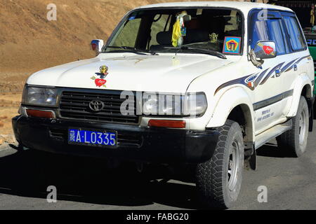 FRIENDSHIP HIGHWAY, TIBET, CHINA-Oktober 26: Land Cruiser-Auto für den touristischen Verkehr hält an Friendship Highway km.5115-Tibet. Stockfoto