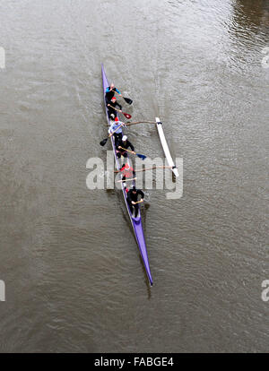 Kew, London, UK. 26. Dezember 2015. Kanuten in einem sechs-Mann-Boot trainieren Boxing Day auf der Themse an einem stumpfen aber trockenen Tag in Kew in London Credit: Simon Dack/Alamy Live News Stockfoto