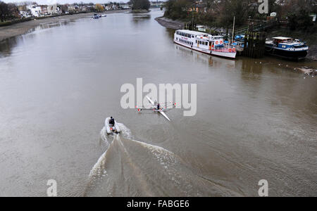 Kew, London, UK. 26. Dezember 2015. Rudern zwei trainieren Boxing Day auf der Themse an einem stumpfen aber trockenen Tag in Kew in London Credit: Simon Dack/Alamy Live News Stockfoto