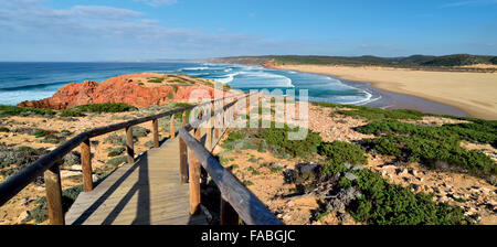 Portugal, Costa Vicentina: Panoramablick auf hölzernen Pfad zum Strand Stockfoto