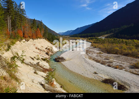 Blick über die Isar Fluss und Tal, das Naturschutzgebiet Karwendel, Bayern, Deutschland Stockfoto