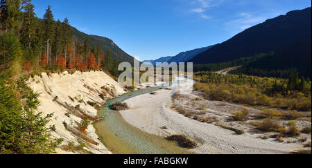 Blick über die Isar Fluss und Tal, das Naturschutzgebiet Karwendel, Bayern, Deutschland Stockfoto