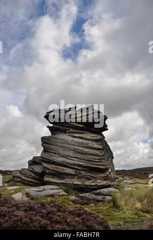 Mutter Kappe, ein Gritstone Aufschluss über Mühlstein Rand im Peak District, Derbyshire. Stockfoto