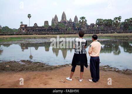 U.S. First Lady Michelle Obama steht mit Guide Mony Pech bei einem Rundgang durch Angkor Wat 21. März 2015 in Provinz Siem Reap, Kambodscha. Stockfoto