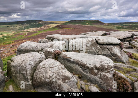 Gritstone Felsen auf über Owler Tor im Peak DIstrict, Derbyshire. Beliebte Landschaft mit Wanderer. Stockfoto