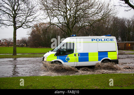 Southport, Merseyside, UK 26. Dezember 2015. UK Wetter. Southport Überschwemmungen! Zum ersten Mal in Southport Erfahrungen Überschwemmungen nach drei Tagen der unaufhörlichen Regen. Hier, Preston neue Straße ist in der Nähe der Schließung als Polizei van verhandelt eine große Menge Wasser. Stockfoto