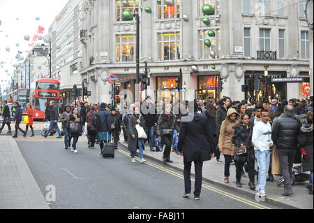 Oxford Circus, London, UK. 26. Dezember 2015. Shopper besuchen den Boxing Day Umsatz im zentralen London © Matthew Chattle/Alamy Liv Stockfoto