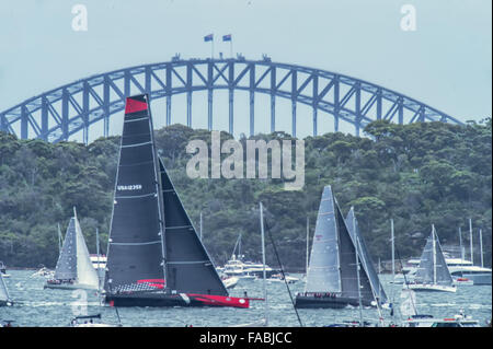 Sydney, Australien. 26. Dezember 2015. Yachten zu Beginn der Rolex Sydney-Hobart-Regatta mit der Sydney Harbour Bridge als Kulisse. Bildnachweis: Simonito Tecson/Alamy Live-Nachrichten Stockfoto