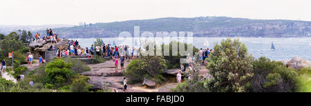 Sydney, Australien. 26. Dezember 2015. Menschen aus dem Süden Kopf sah zu, wie die Yachten Sydney Harbour nach dem Start der Regatta verlassen. Bildnachweis: Simonito Tecson/Alamy Live-Nachrichten Stockfoto