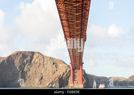 Unter der Golden Gate Bridge, San Francisco, Nordkalifornien, USA im Sonnenlicht am frühen Abend Stockfoto